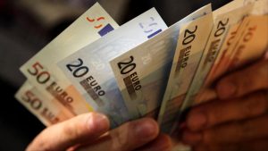 Ministerul Muncii va putea să impună veto asupra contractelor de stat cu companiile care nu respectă confidențialitatea salariilor.