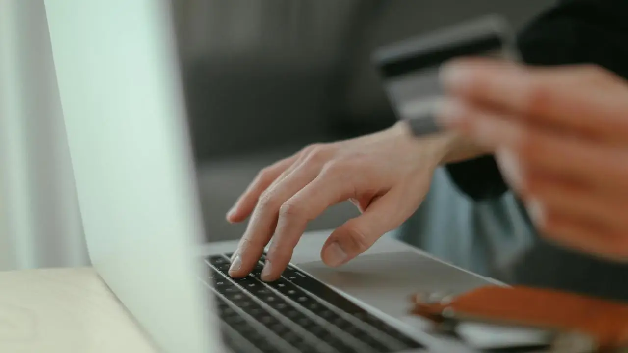 Când proprietarul unui cont bancar decedează, cine moștenește depozitele și datoriile?