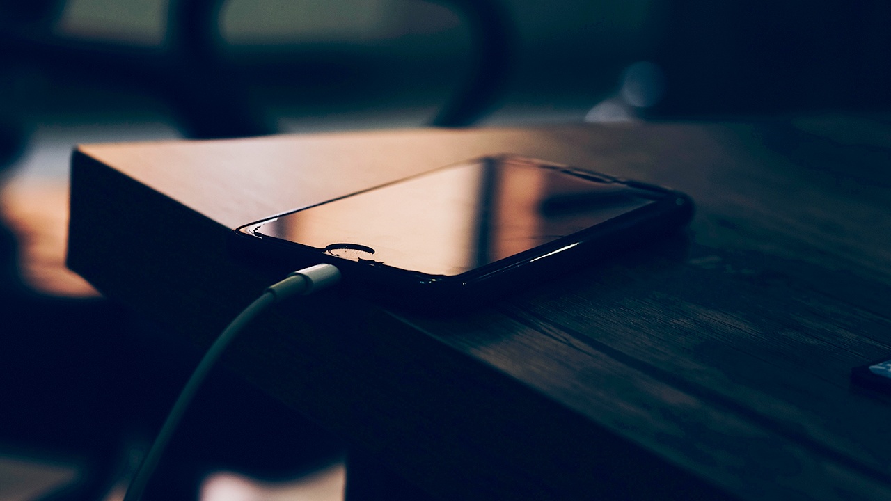 Ce să faci noaptea pentru a-ți proteja telefonul mobil: oprește-l sau lasă-l blocat.