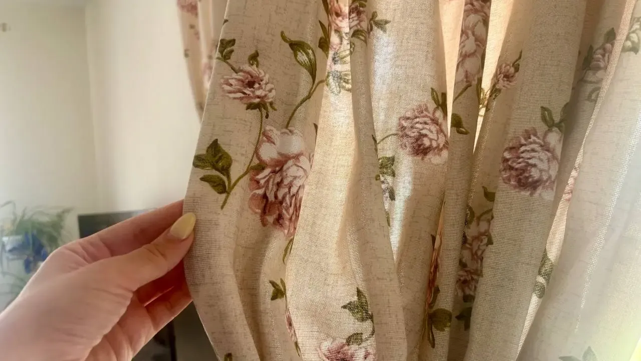 Spălarea perdelelor cu o lingură de zahăr: de ce este recomandat și la ce este util.