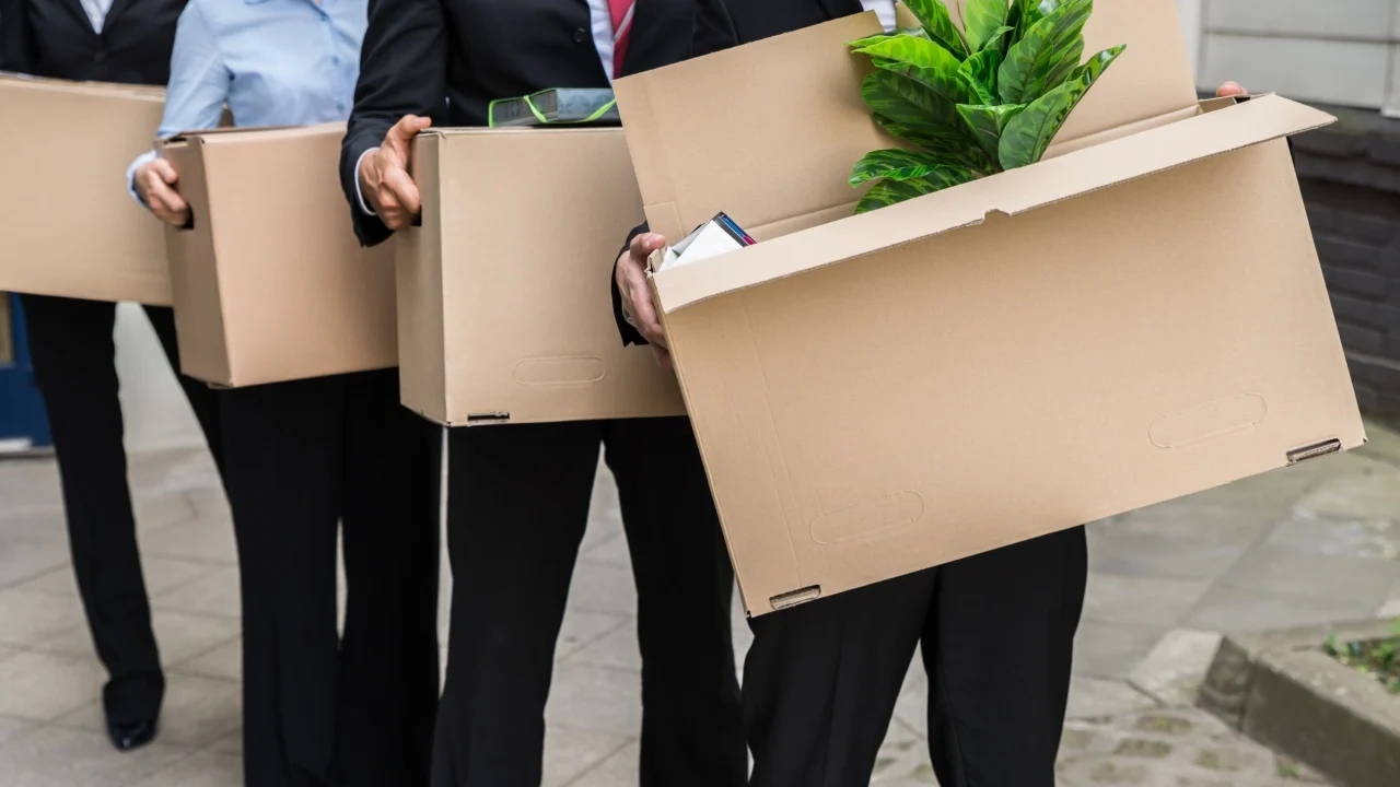 El este chemat la o ședință urgentă luni, duminică i se reduc orele de lucru, iar Curtea Supremă ia o decizie: este legal în legătură cu „abuzul de putere”.