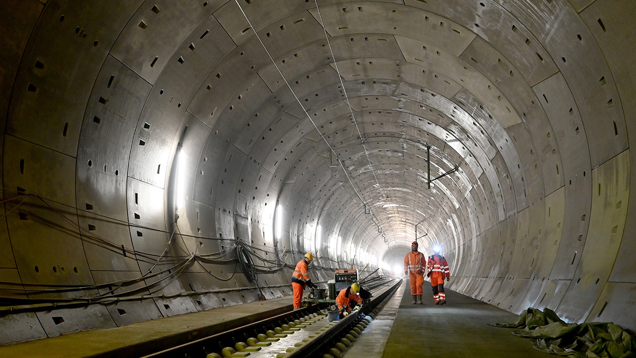 Iată cum va arăta cel mai mare tunel subacvatic din lume: acesta va lega două continente sub Oceanul Arctic și va putea fi traversat în câteva minute.