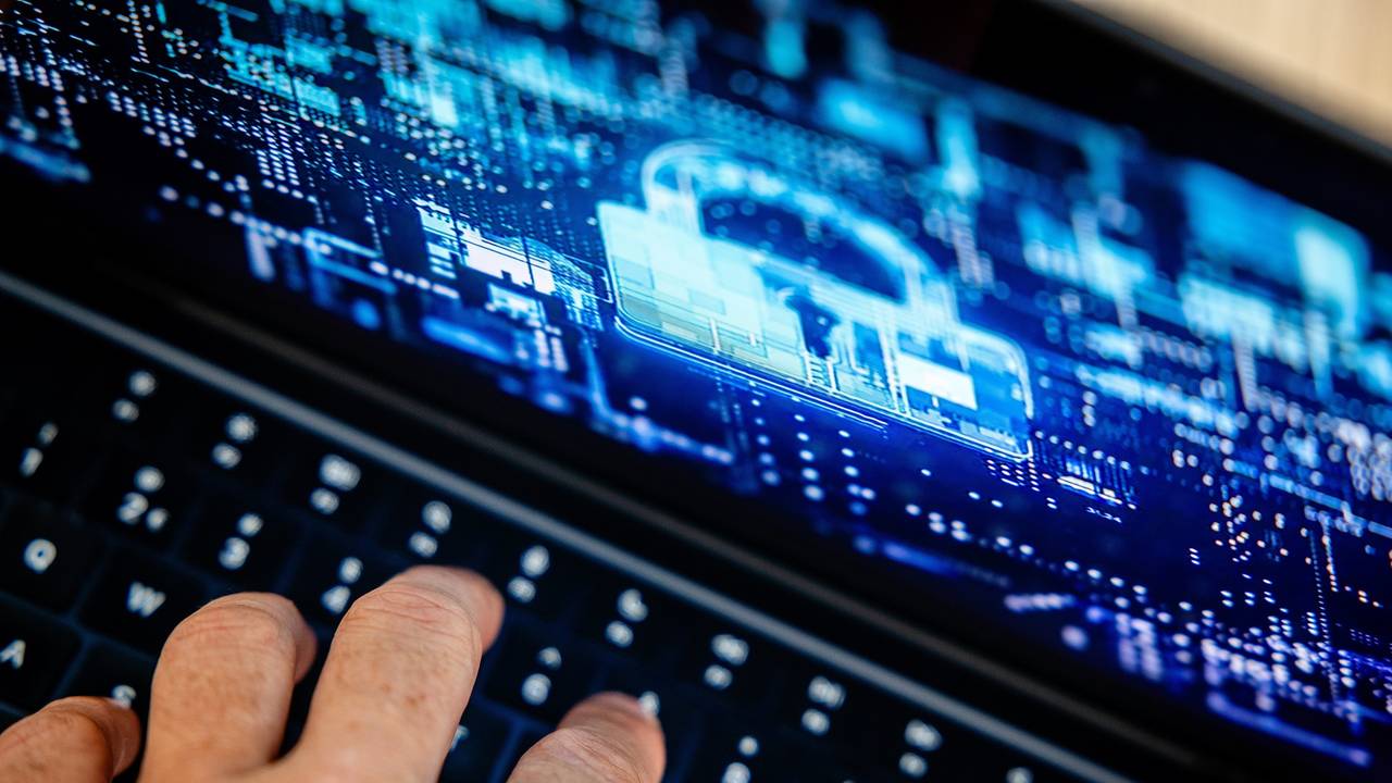 Ce se întâmplă când datele tale sunt divulgate în urma unui atac cibernetic asupra unei companii mari: ce nu trebuie să uiți niciodată.