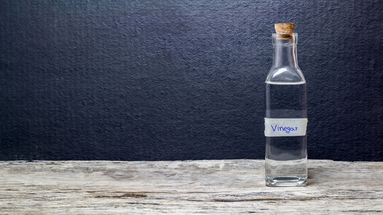 Care este scopul pulverizării oțetului alb sub pat?