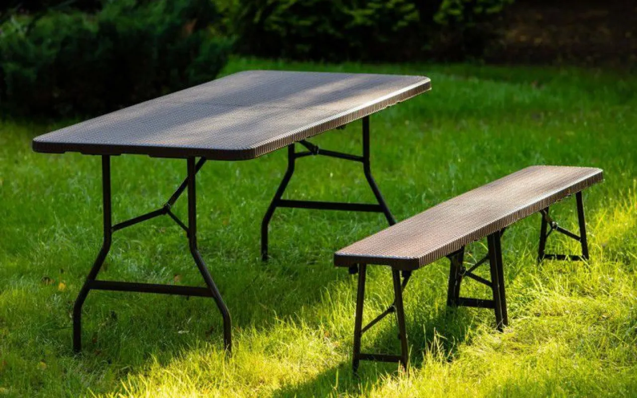 La ce servește orificiul din mijlocul băncilor din plastic?