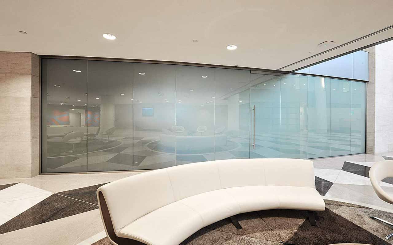 Perdelele opace au ieșit din modă: noua tehnologie este mai practică și îmbunătățește somnul.