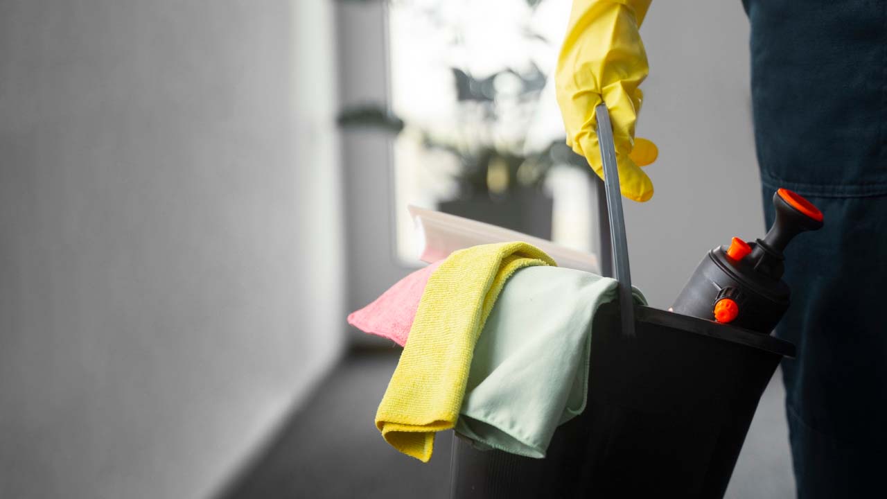 Menajera a fost concediată după 545 de zile de absență de la locul de muncă și a dat compania în judecată, solicitând o despăgubire mai mare la concediere.