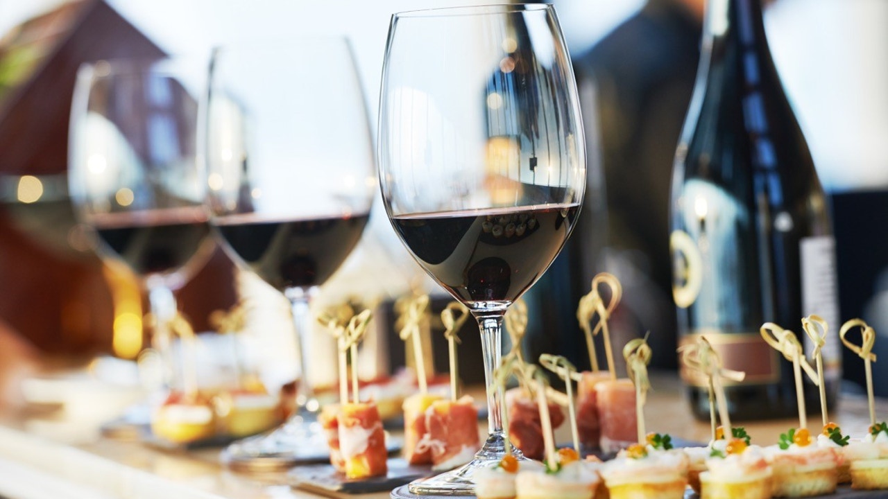 Teresa Fernández, în vârstă de 112 ani, cea mai bătrână femeie din Spania, dezvăluie secretul ei principal: un pahar de vin pe zi la fiecare masă.