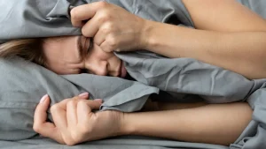 De ce dormiți prost în prima noapte într-un loc necunoscut?