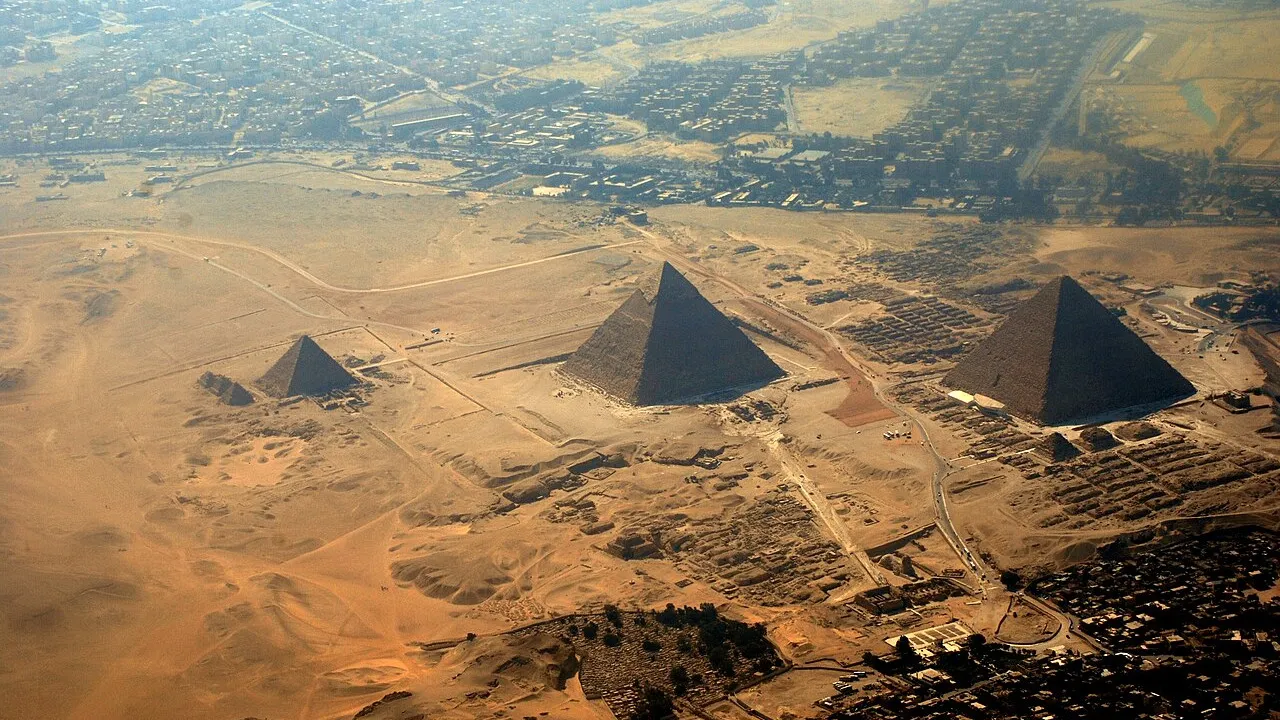 Savantul susține că piramida din Giza este cu 10 000 de ani mai veche decât se credea anterior.