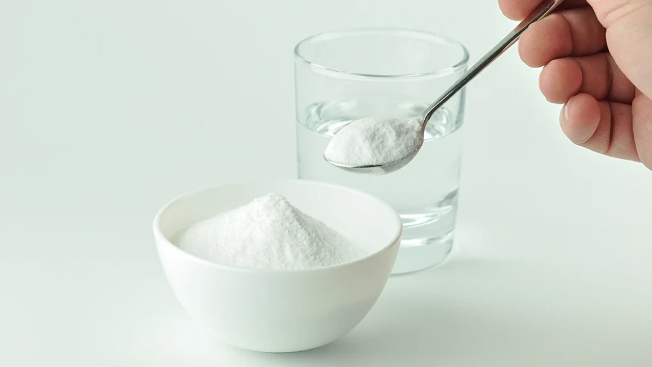 Amestecarea peroxidului de hidrogen cu bicarbonatul de sodiu: la ce se folosește și de ce este recomandat.