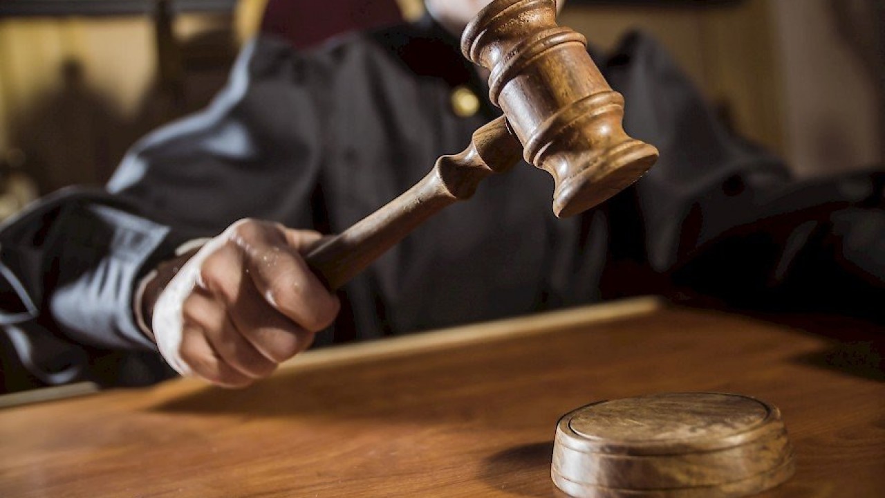 Conform acestei legi, instanțele judecătorești pronunță hotărâri în favoarea taților, iar mamele nu pot obține custodia copiilor lor.