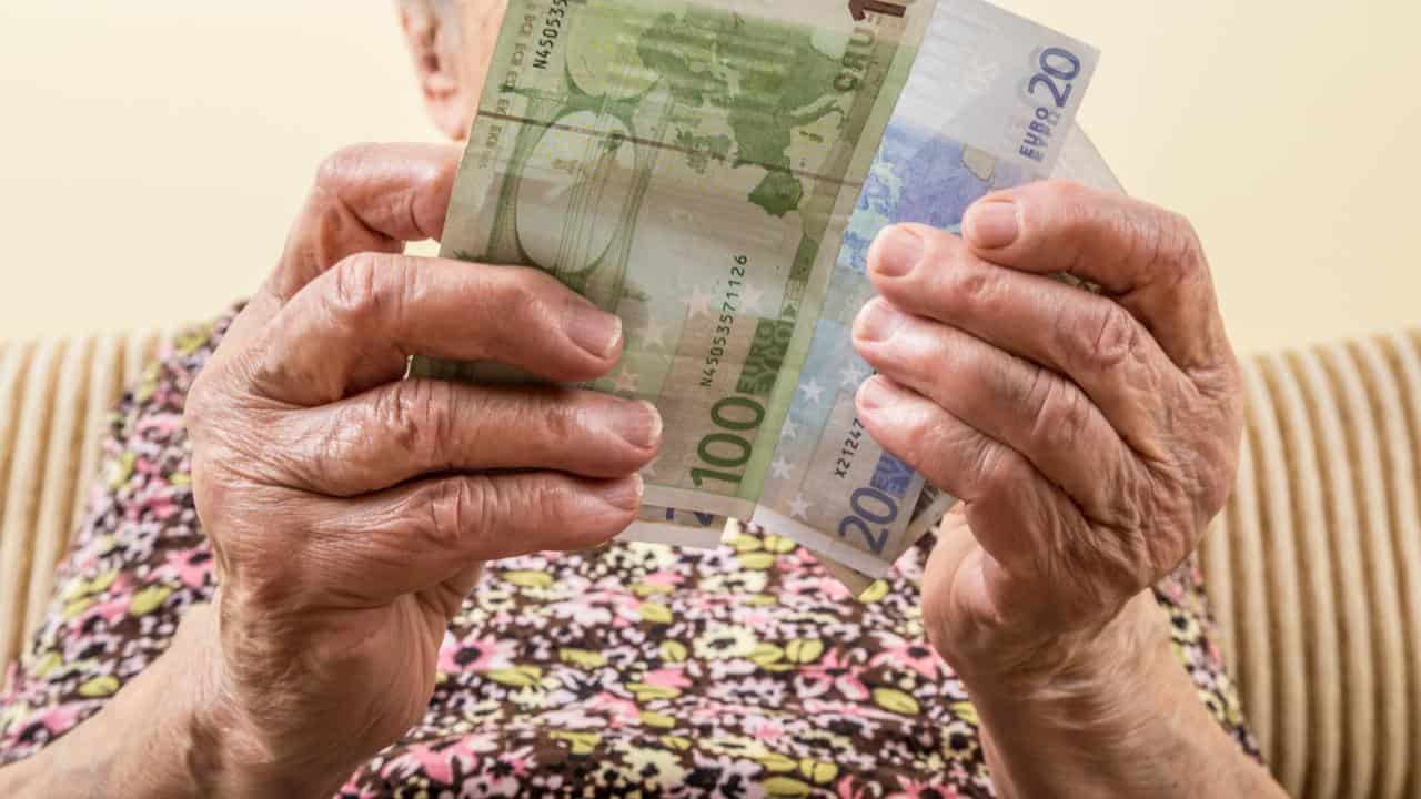 Conform studiului, mai mult de jumătate dintre locuitorii acestei țări cu vârsta peste 55 de ani oferă sprijin financiar familiilor lor.