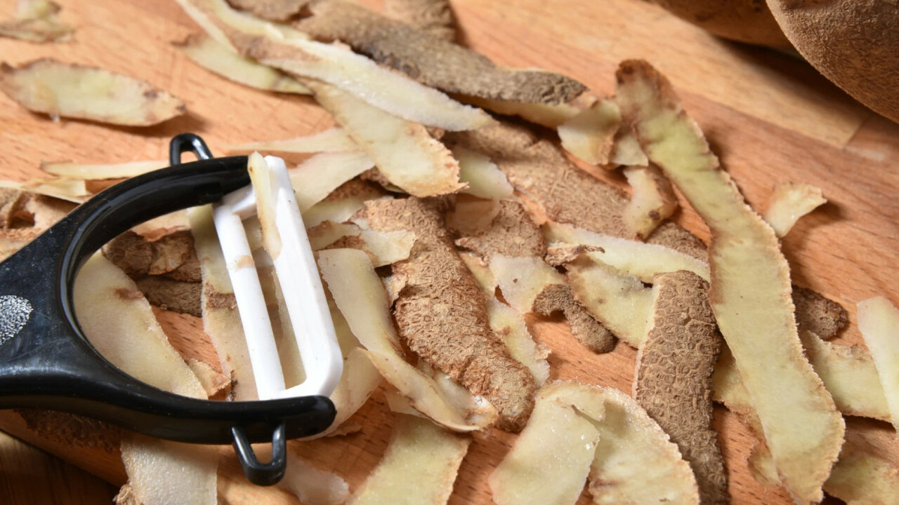Un truc popular pentru gospodărie: de ce să amesteci cojile de cartofi cu bicarbonat de sodiu?