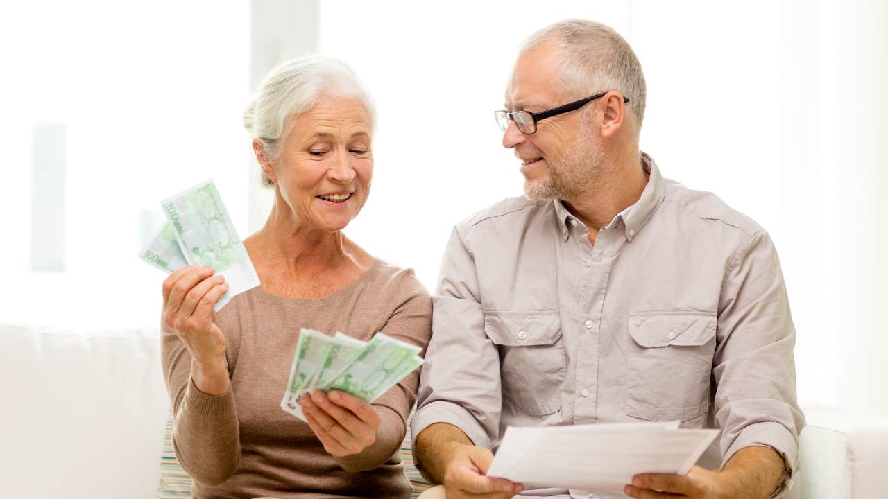 Un angajat în vârstă de 61 de ani a pierdut posibilitatea de a se pensiona anticipat, deoarece, din cauza divorțului, a pierdut 10 zile de înregistrare ca solicitant de loc de muncă.