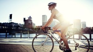 Mersul pe jos sau mersul cu bicicleta: ce este mai bun pentru creșterea rezistenței și scăderea în greutate?