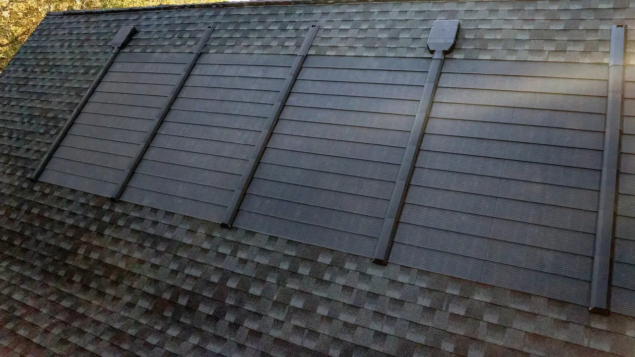 Un grup de ingineri utilizează tehnologii antice chinezești de construcție pentru a crea țigle eficiente din punct de vedere energetic, care funcționează cu energie solară.