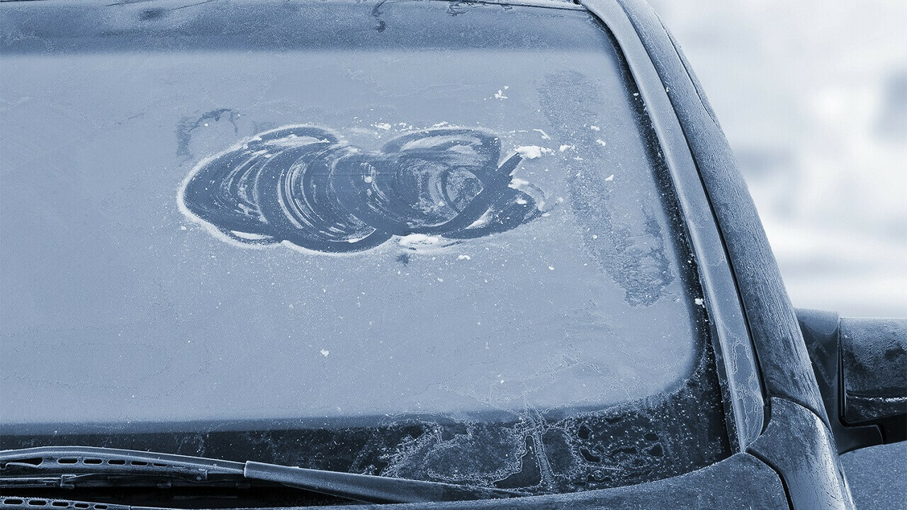 Parbrizele înghețate sunt de domeniul trecutului: există o metodă simplă de a preveni deteriorarea acestora.