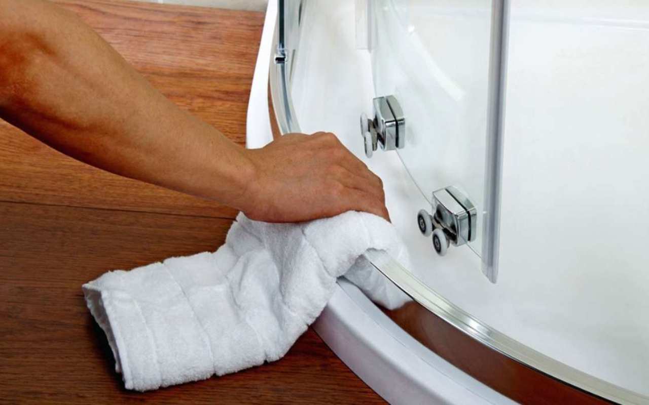 Cum să curățați ușor și rapid cabina de duș de depunerile calcaroase cu ajutorul lămâii și hârtiei pergament.