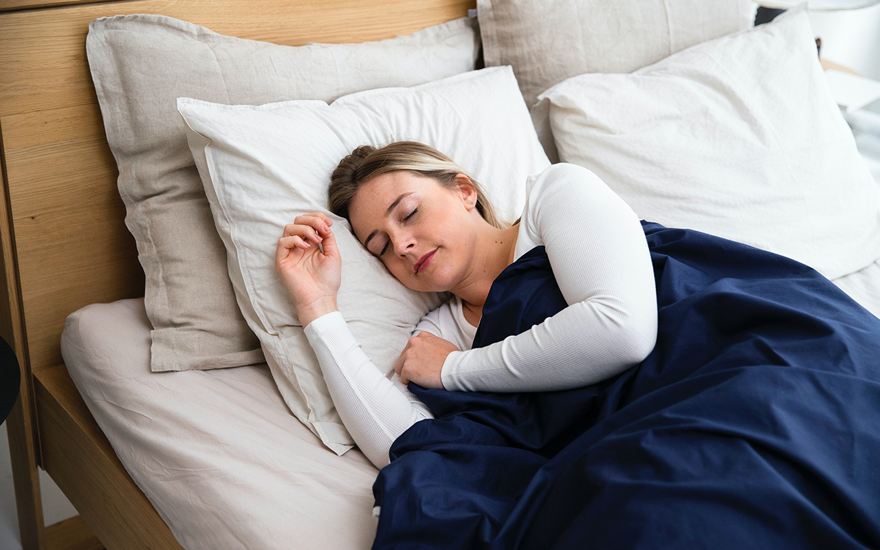 Somnul într-o cameră caldă are un efect negativ asupra inimii persoanelor în vârstă: care este temperatura ideală?