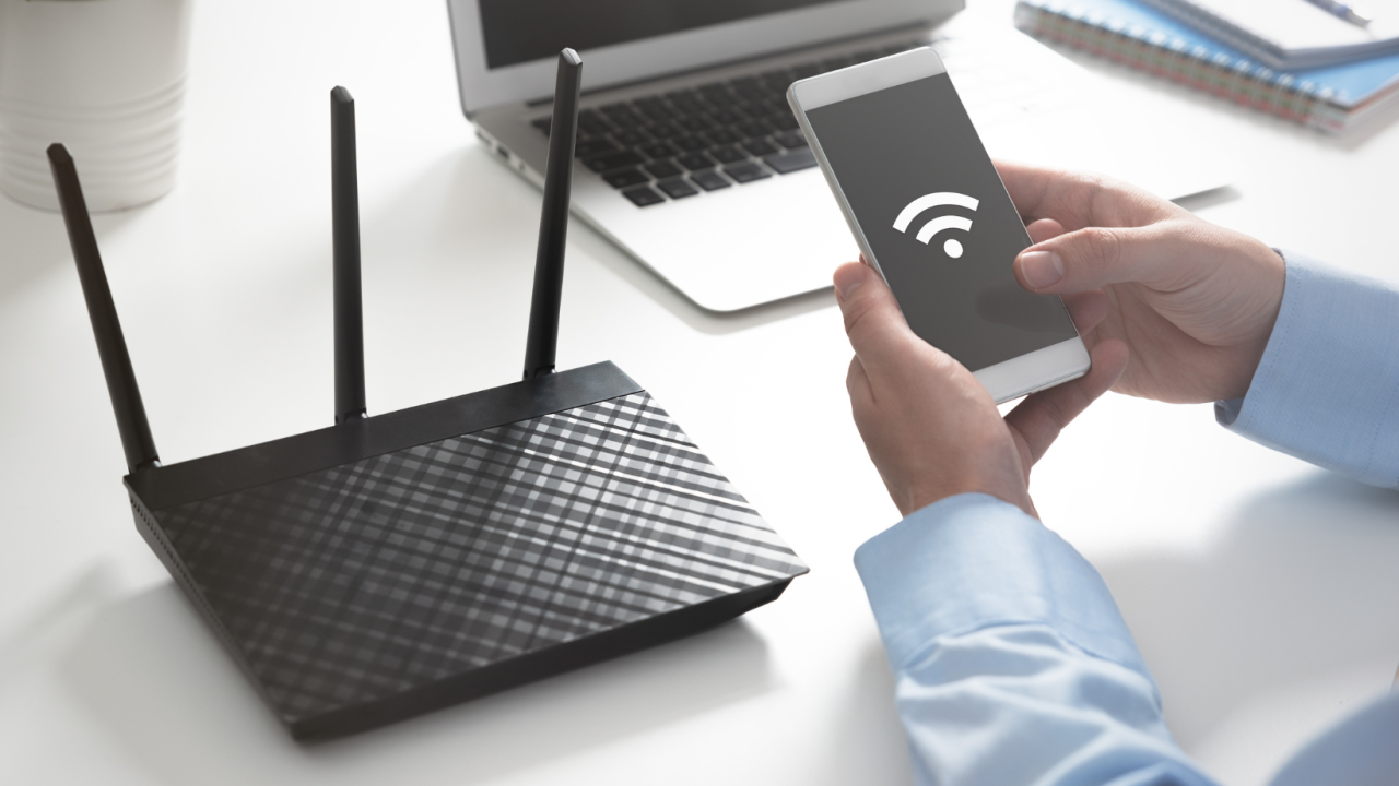 Patru sfaturi pentru a alege locul optim pentru routerul Wi-Fi și pentru a evita locurile în care nu ajunge internetul.