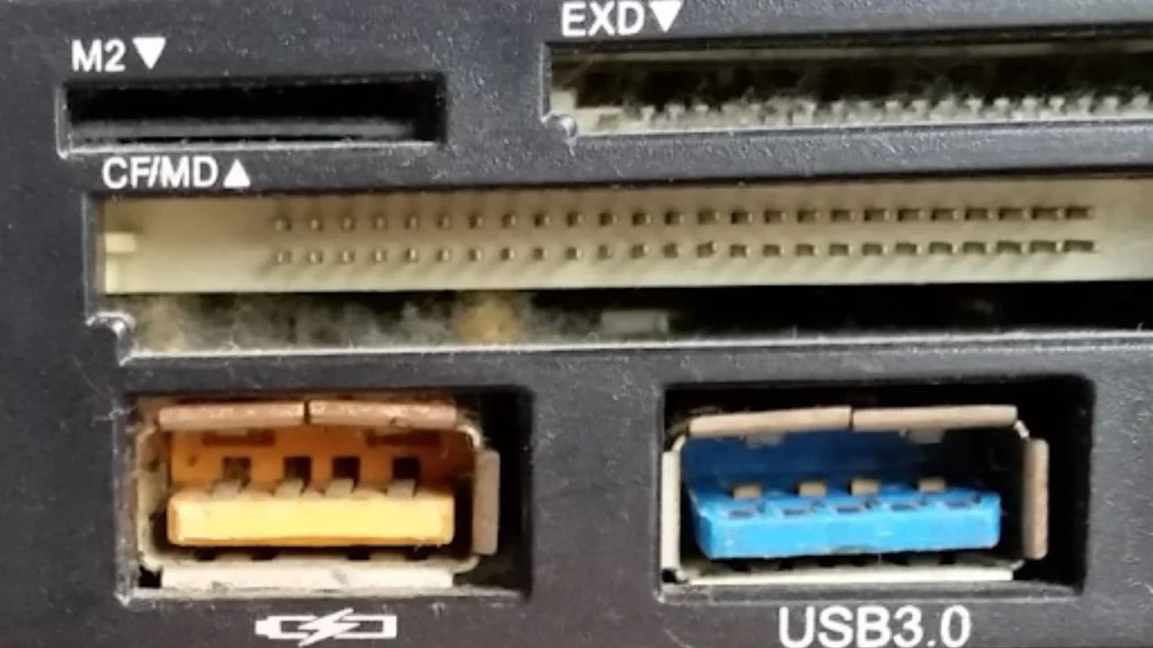 Ce înseamnă culoarea galbenă a portului USB și de ce acestea nu sunt adesea cea mai bună opțiune?