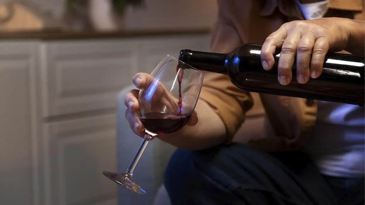 Neurologul a dezvăluit efectul real al unui pahar de vin băut înainte de culcare.