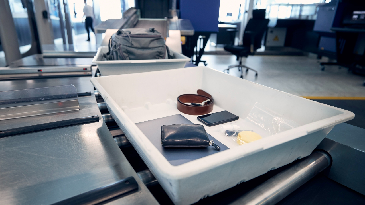 Experții afirmă că lăsarea telefonului mobil în tăvița de la punctele de control din aeroporturi poate pune în pericol datele dvs. personale.