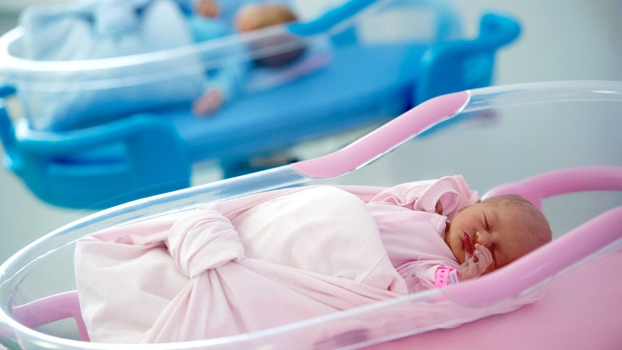 Legea privind înregistrarea actelor de stare civilă este depășită: o hotărâre judecătorească simbolică permite copiilor să aleagă ordinea numelor de familie.