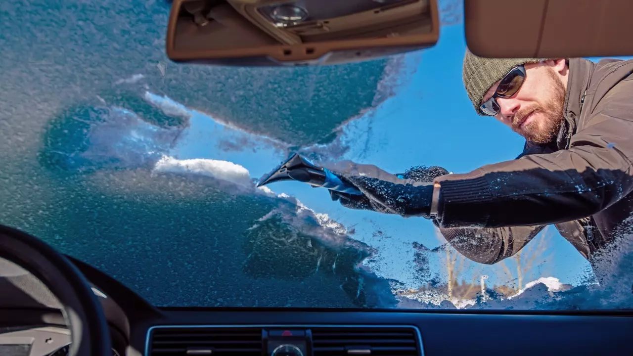 Parbrizele înghețate sunt de domeniul trecutului: există o metodă simplă de a preveni deteriorarea acestora.