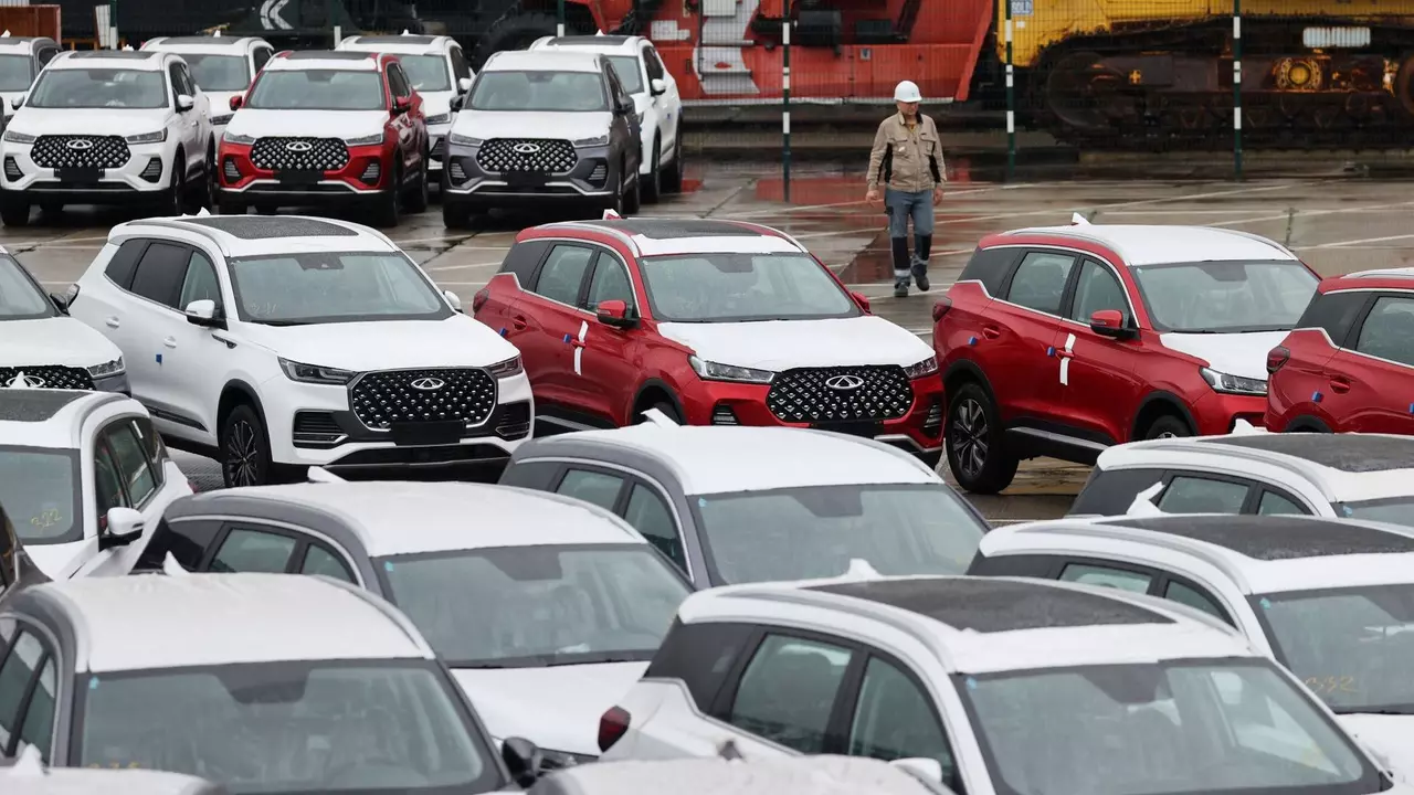 Vânzările de automobile în China au scăzut cu 20%, iar autoritățile introduc măsuri de reglementare a pieței.