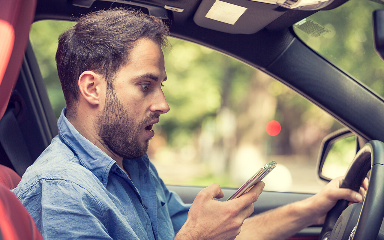 Conform unui studiu, care este obiceiul cel mai răspândit la volan care încetinește timpul de reacție vizuală?