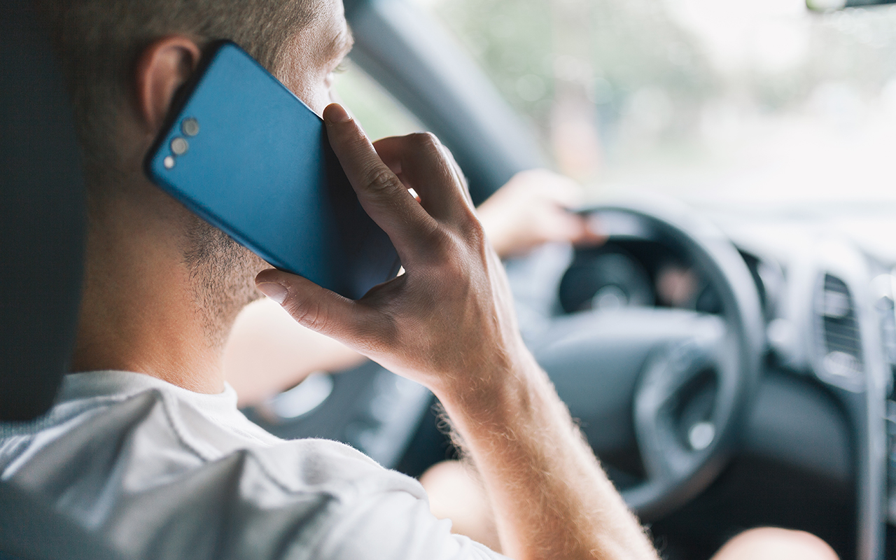 Conform unui studiu, care este obiceiul cel mai răspândit la volan care încetinește timpul de reacție vizuală?