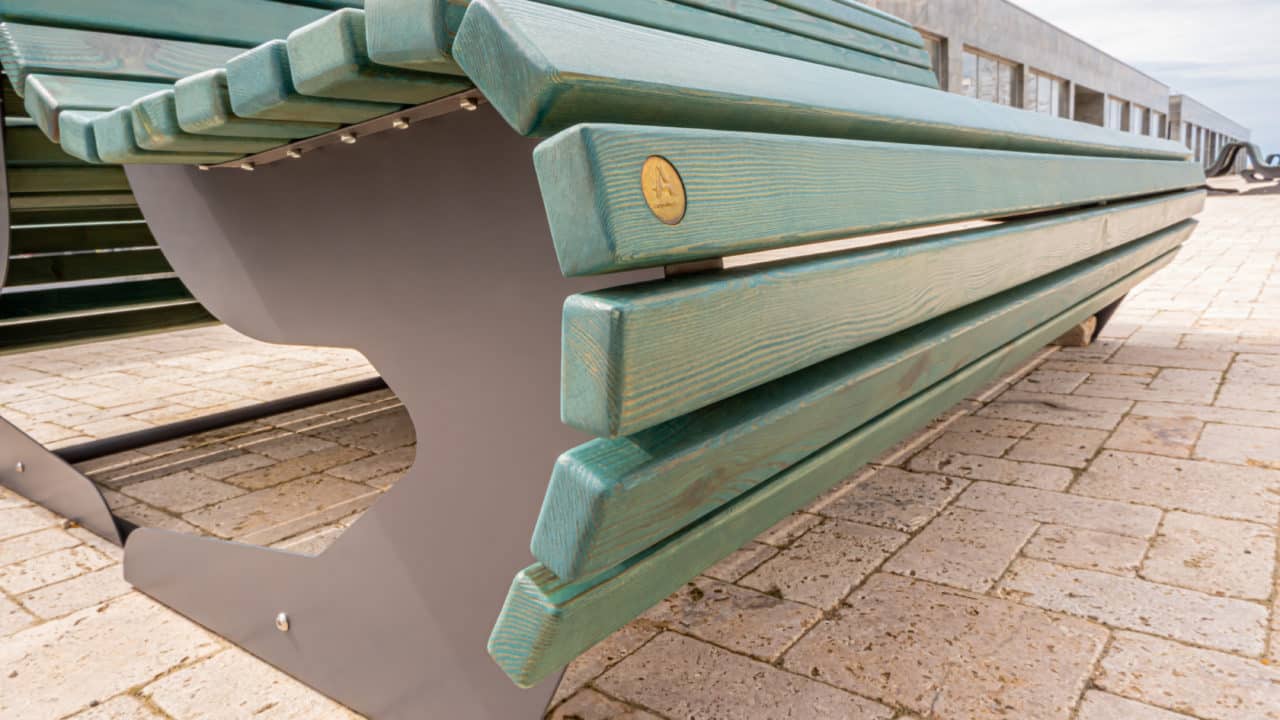 La ce servește orificiul din mijlocul băncilor din plastic?