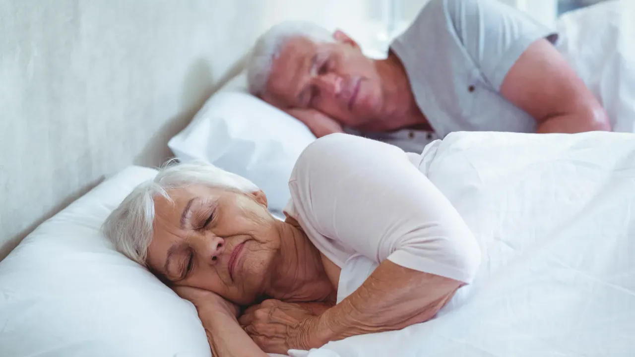 Somnul într-o cameră caldă are un efect negativ asupra inimii persoanelor în vârstă: care este temperatura ideală?