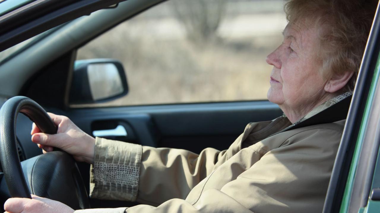 Permisele de conducere pentru pensionari sunt depășite: procesul de reînnoire s-a schimbat, iar perioada de valabilitate s-a redus.