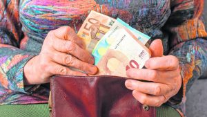 Conform studiului, mai mult de jumătate dintre locuitorii acestei țări cu vârsta peste 55 de ani oferă sprijin financiar familiilor lor.