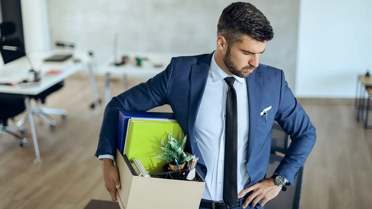 El este chemat la o ședință urgentă luni, duminică i se reduc orele de lucru, iar Curtea Supremă ia o decizie: este legal în legătură cu „abuzul de putere”.