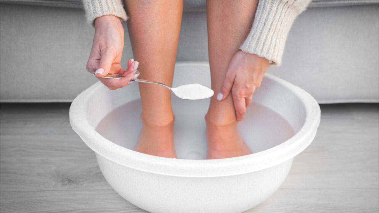 Spălarea picioarelor cu lămâie și bicarbonat de sodiu: de ce este recomandată și când este cel mai bine să o faceți.