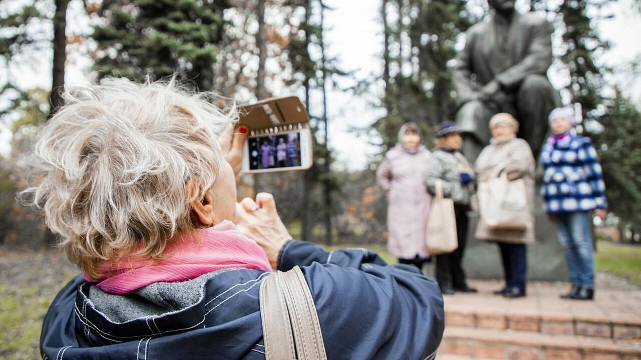 De la platforme complicate la companioni de călătorie indispensabili: provocarea de a transforma tehnologia într-un aliat indispensabil pentru turiștii în vârstă.