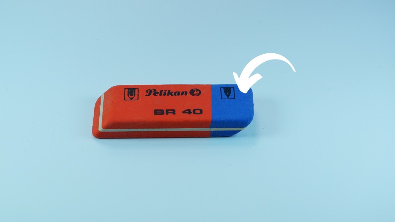 Nu este pentru cerneală: la ce servește partea albastră a radierii?