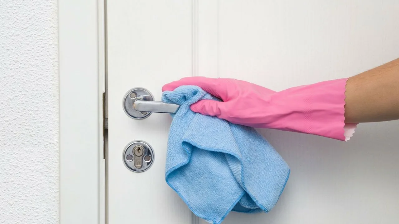 Stropiți ușa băii cu oțet: de ce este recomandat și la ce servește.