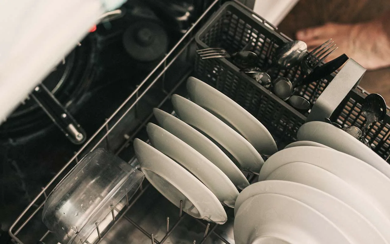 De ce ar trebui să puneți o jumătate de lămâie în mașina de spălat vase de fiecare dată când o folosiți?