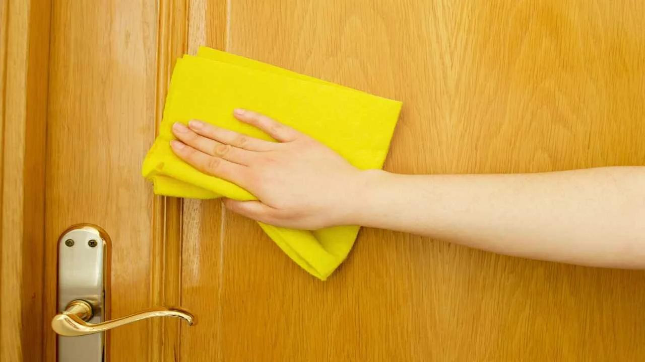 Stropirea ușii de intrare cu oțet: de ce este recomandat și la ce servește.