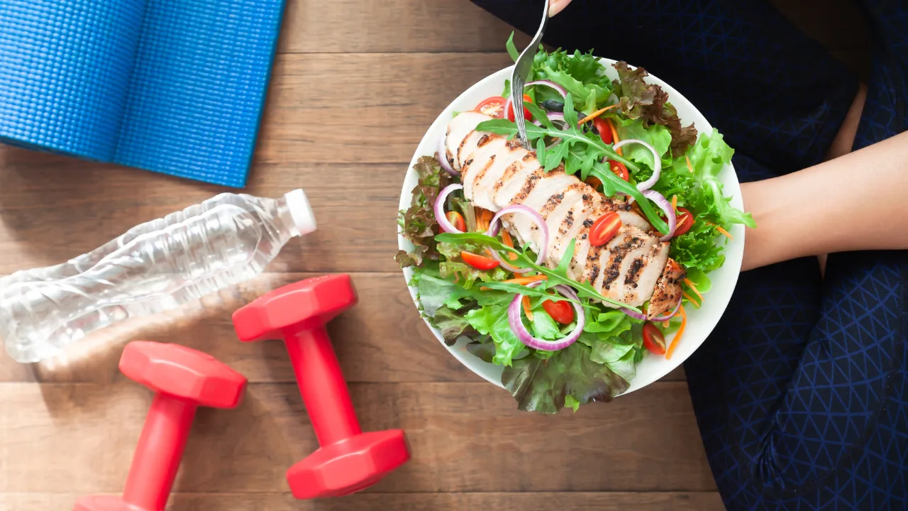 Gustările în timpul antrenamentelor: un obicei dovedit științific, care permite recuperarea rapidă după antrenament, contribuie la longevitate și la o stare bună de sănătate.