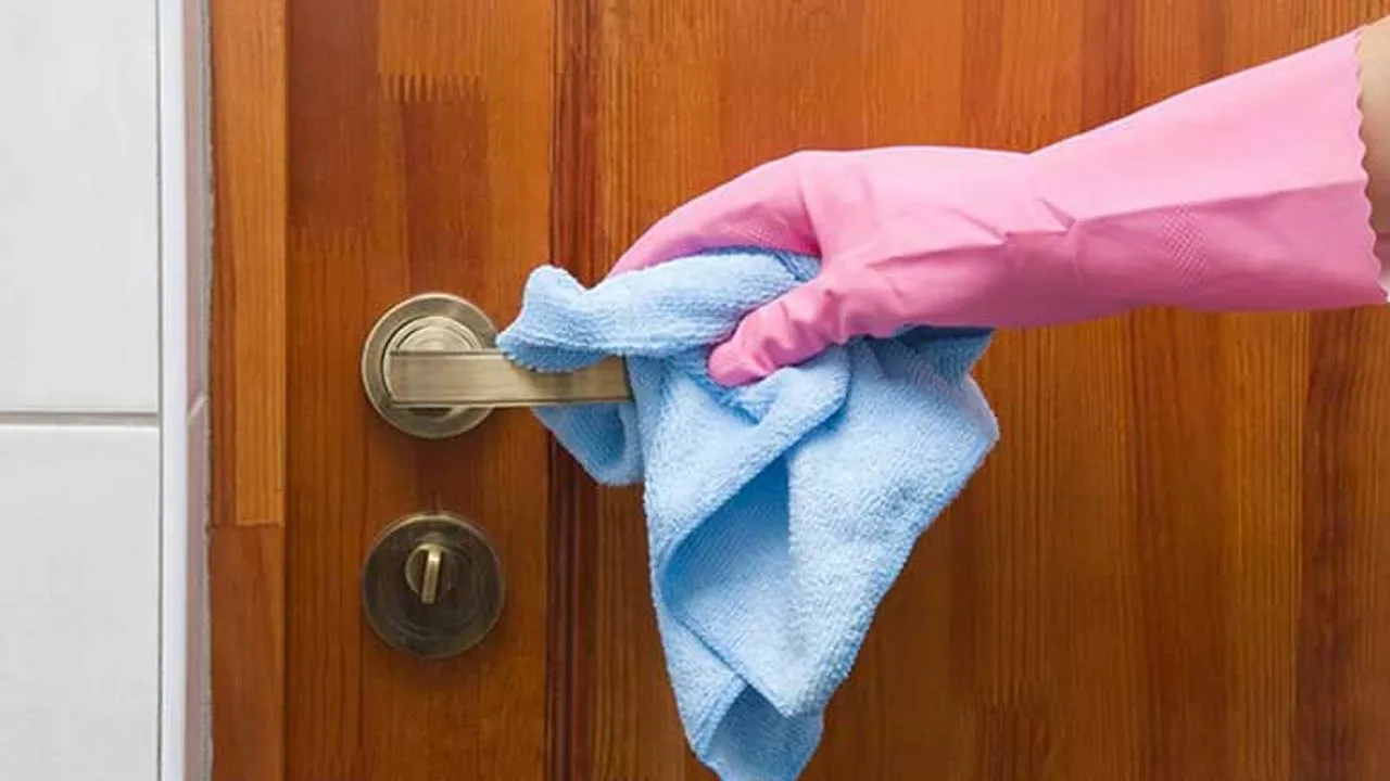 Stropiți ușa băii cu oțet: de ce este recomandat și la ce servește.