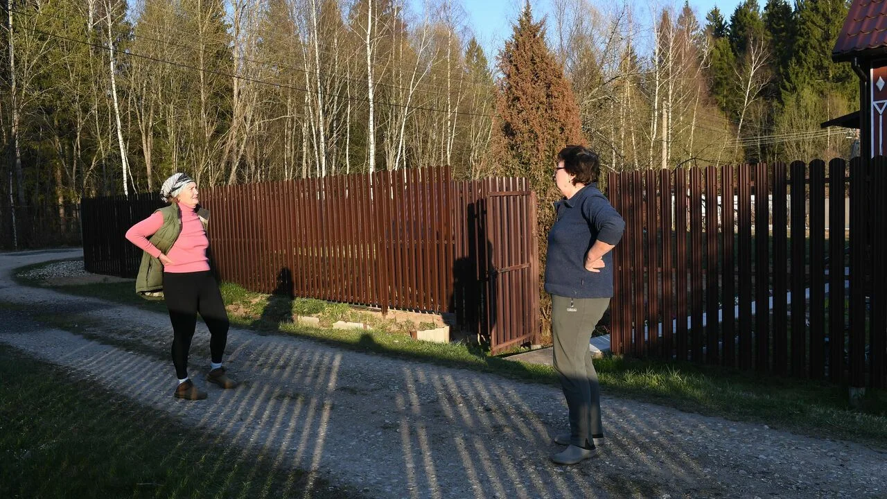 Proprietarul casei instalează pe terenul său un gard, din cauza căruia vecinul său trebuie să coboare de pe tractor pentru a-l deschide și a trece: Curtea Supremă consideră că aceasta este o „simplă încălcare” care nu împiedică dreptul de trecere.