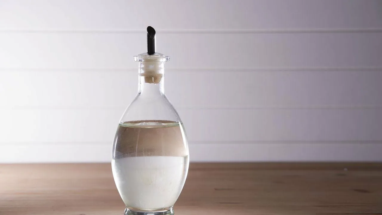 Care este scopul pulverizării oțetului alb sub pat?