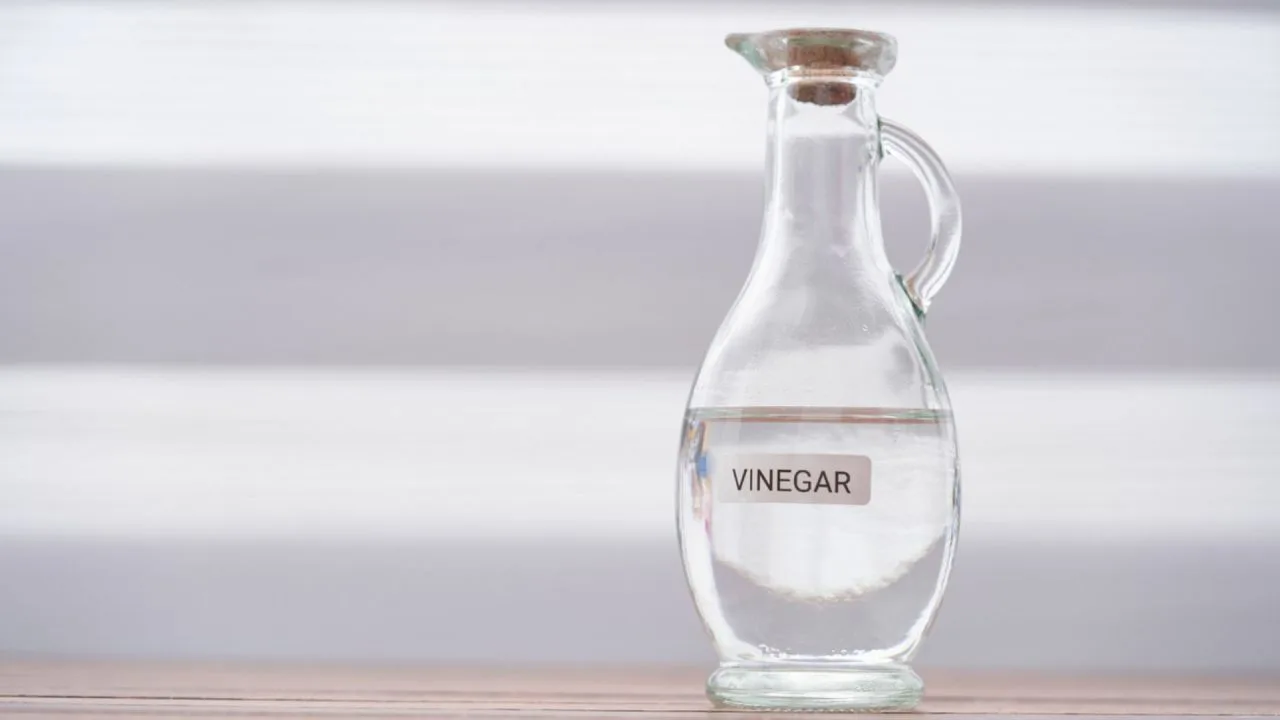 Care este scopul pulverizării oțetului alb sub pat?