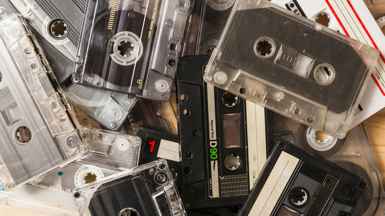 Dacă aveți o colecție de casete vechi, atunci aveți un adevărat tezaur: un ghid pas cu pas pentru a le transforma într-un obiect util.